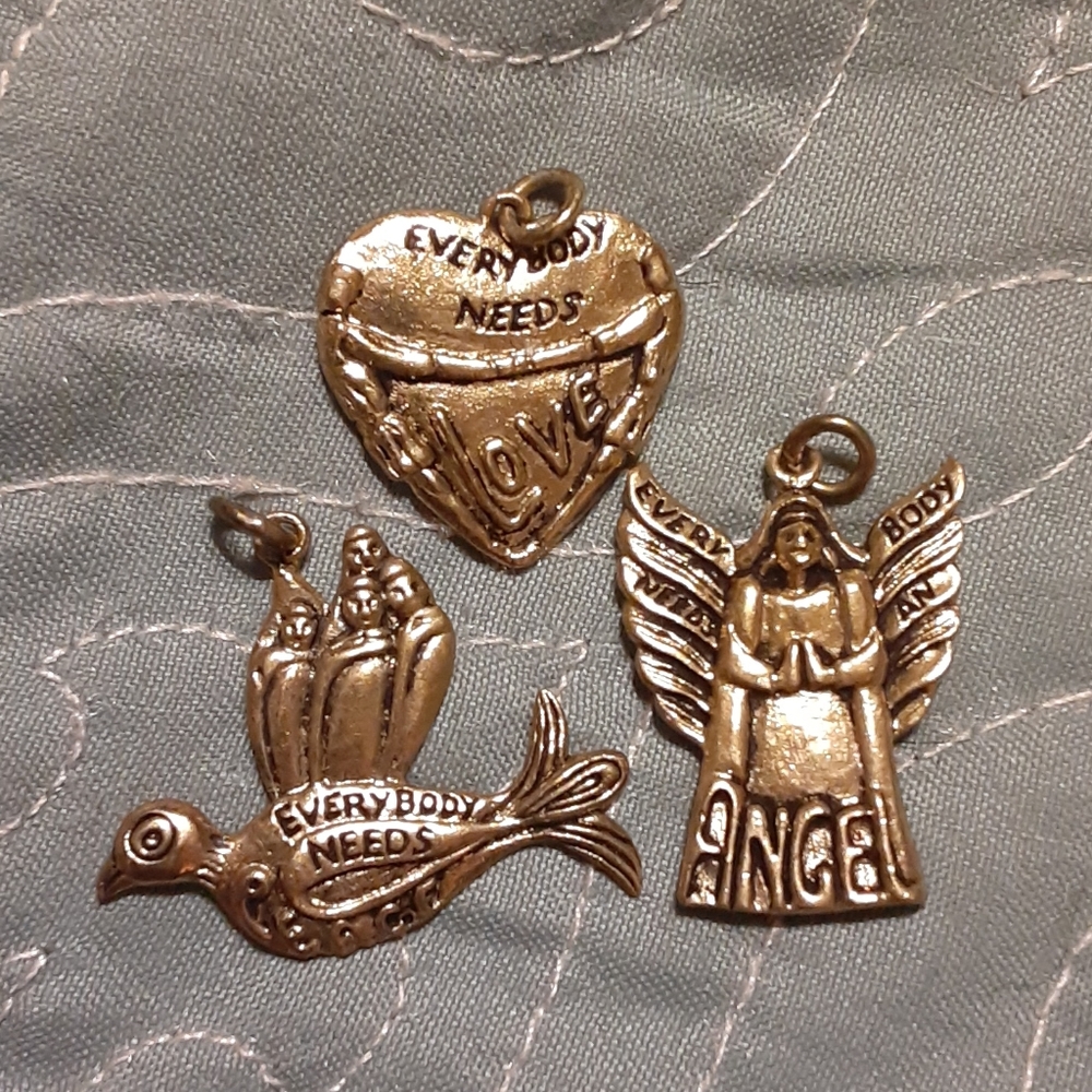 🌹WA everybody needs peace love an angel charms